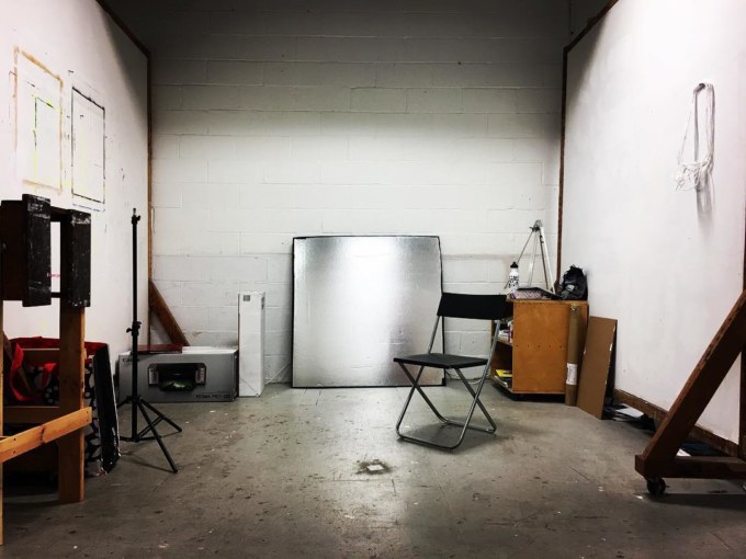 Looking for a desk for my #newstudio space: cheap, ample tabletop area, and near #jerseycity – can pickup! #pipedream?